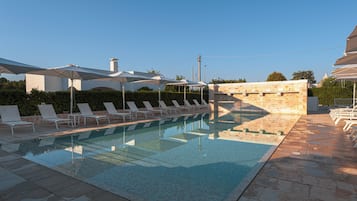 Una piscina al aire libre de temporada