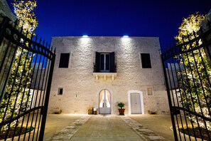 Fassade der Unterkunft – Abend/Nacht