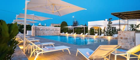 Seasonal outdoor pool, open 8:00 AM to 7:30 PM, pool loungers