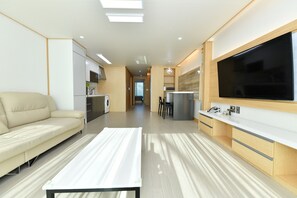 Hypo-allergenic bedding, down comforters, desk, laptop workspace - Sokcho Daemyung Heidi Pension (Sokcho)