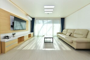 Hypo-allergenic bedding, down comforters, desk, laptop workspace - Sokcho Daemyung Heidi Pension (Sokcho)