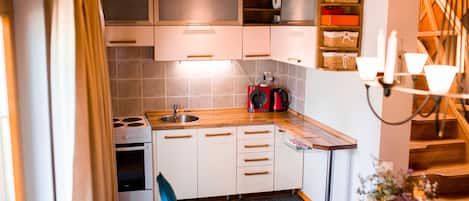 Kjøleskap, mikrobølgeovn, ovn og kokeplater