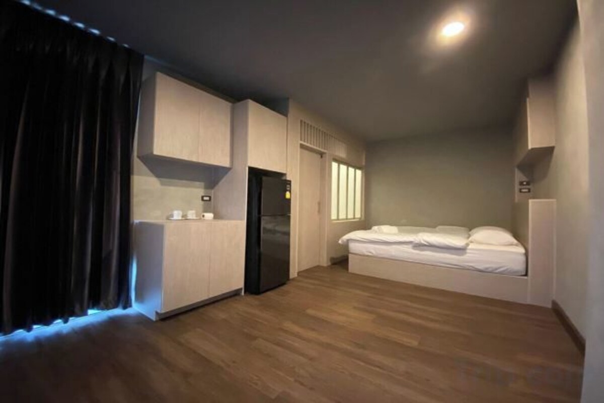 Desk, blackout drapes, WiFi (free), bed sheets