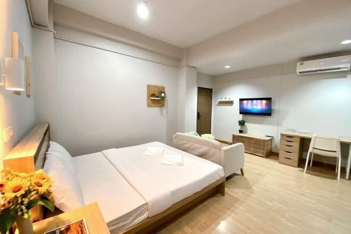 1 bedroom, desk, blackout curtains, free WiFi
