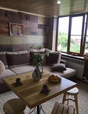 Televisión, reproductor de DVD, tenis de mesa y libros 