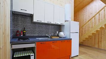 Room (Darak 6) | Private kitchenette | Fridge, microwave, stovetop, electric kettle