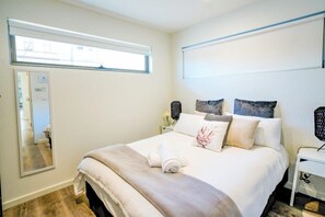 1 habitación, tabla de planchar con plancha, wifi gratis y ropa de cama