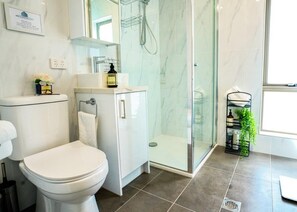 Een douche, een haardroger, handdoeken, zeep