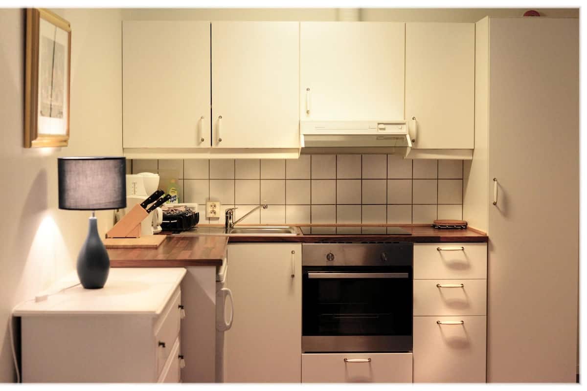 Een koelkast, een oven, een kookplaat, een koffiezetapparaat/waterkoker