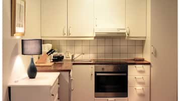 Fridge, oven, stovetop, coffee/tea maker