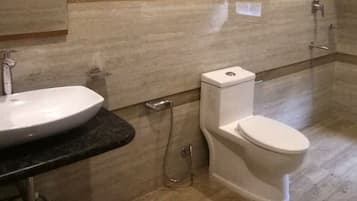 Habitación Deluxe | Baño | Ducha y toallas