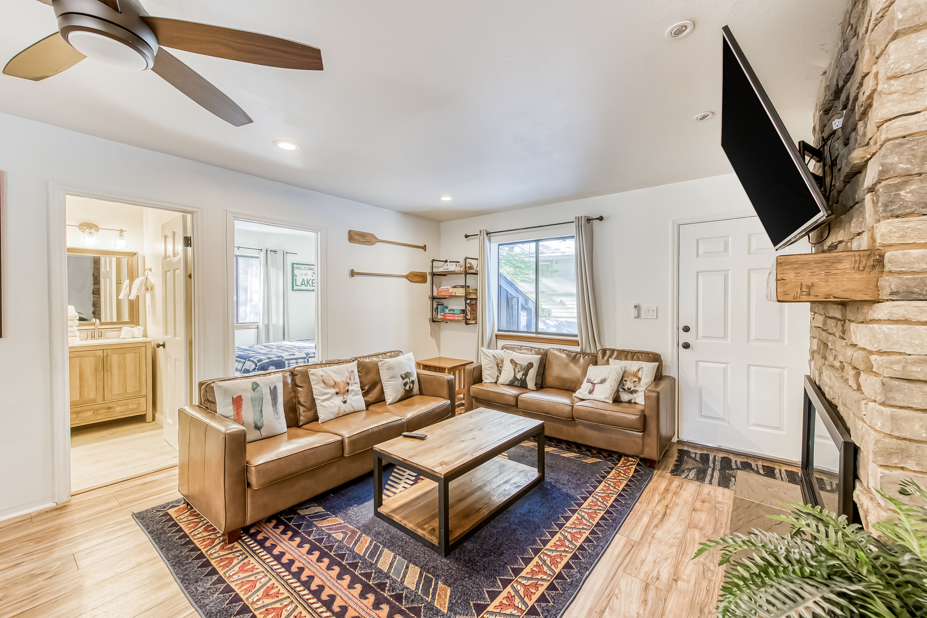 As seen on House Hunters! Renovated cabin w/bocce & cornhole - walk to town/lake