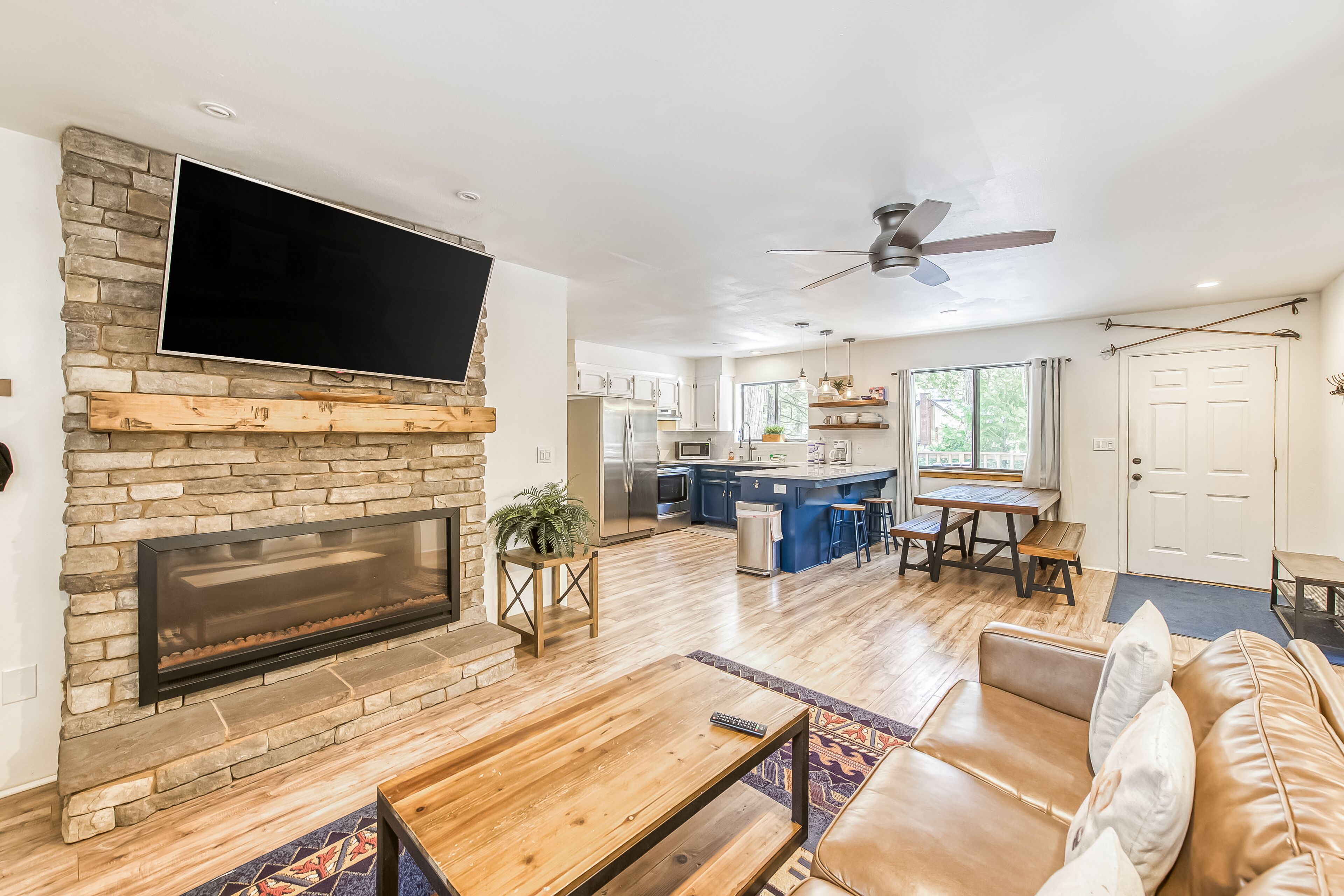 As seen on House Hunters! Renovated cabin w/bocce & cornhole - walk to town/lake