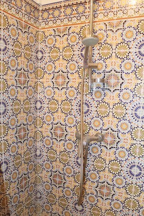 Shower, hair dryer, towels, toilet paper - RIAD THE DOOR OF THE MEDINA ANY COMFORT (Marrakech)