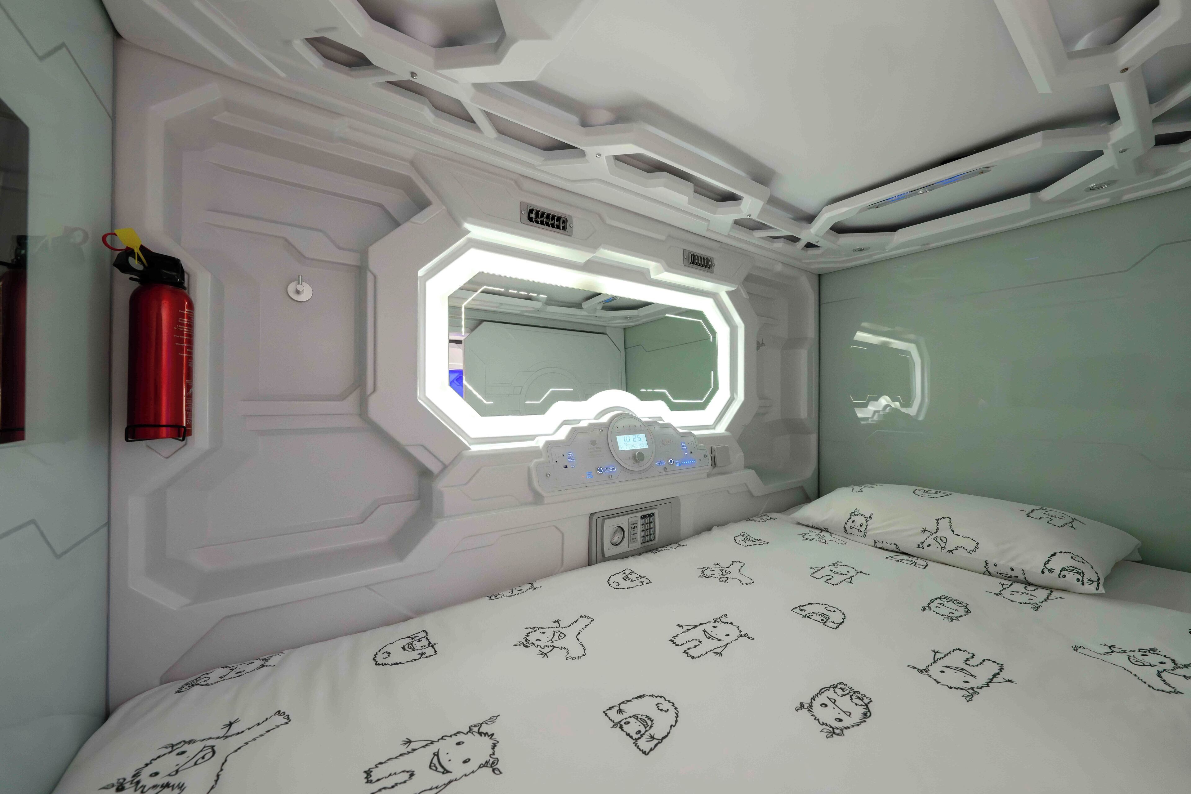 Side Entrance Capsule, 1 Single bed (SHARED bathroom)