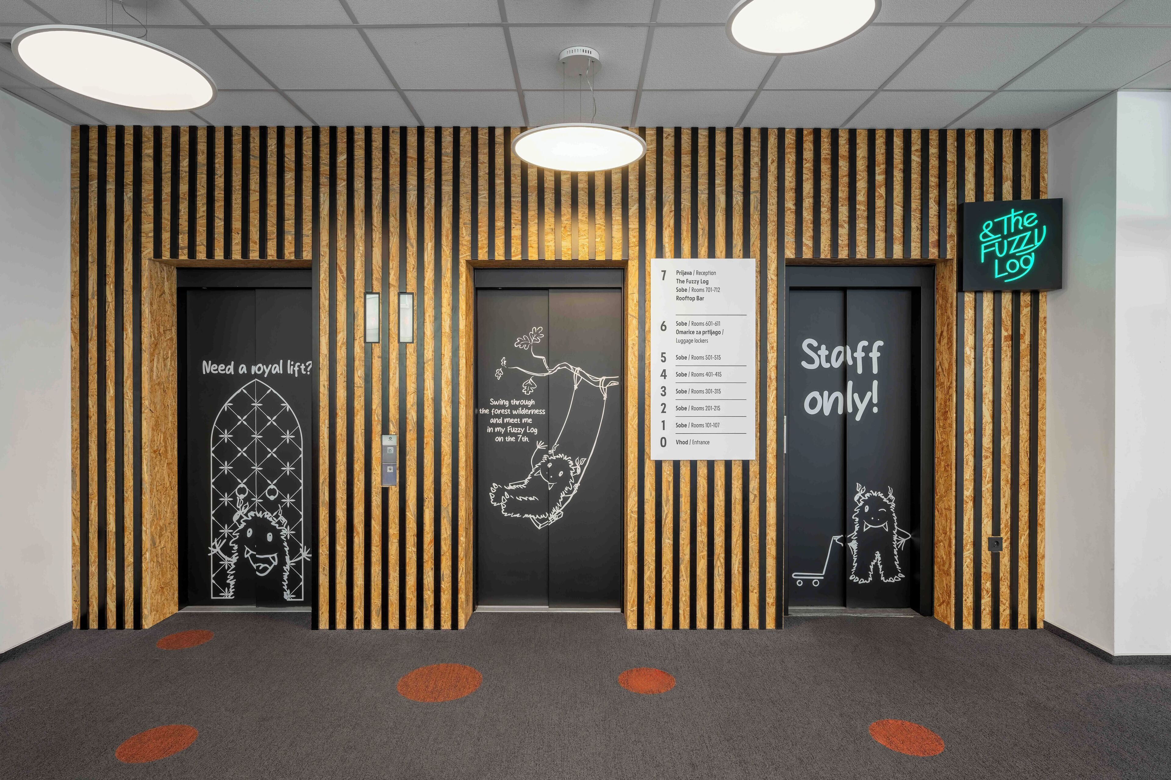 Een receptiegedeelte met een houten paneelwand, een neonbord met de tekst 'The Fuzzy Loo' en een deur voor personeel.