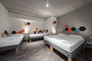 Family Cabin, Multiple Beds (SHARED bathroom) | Wifi gratis y ropa de cama