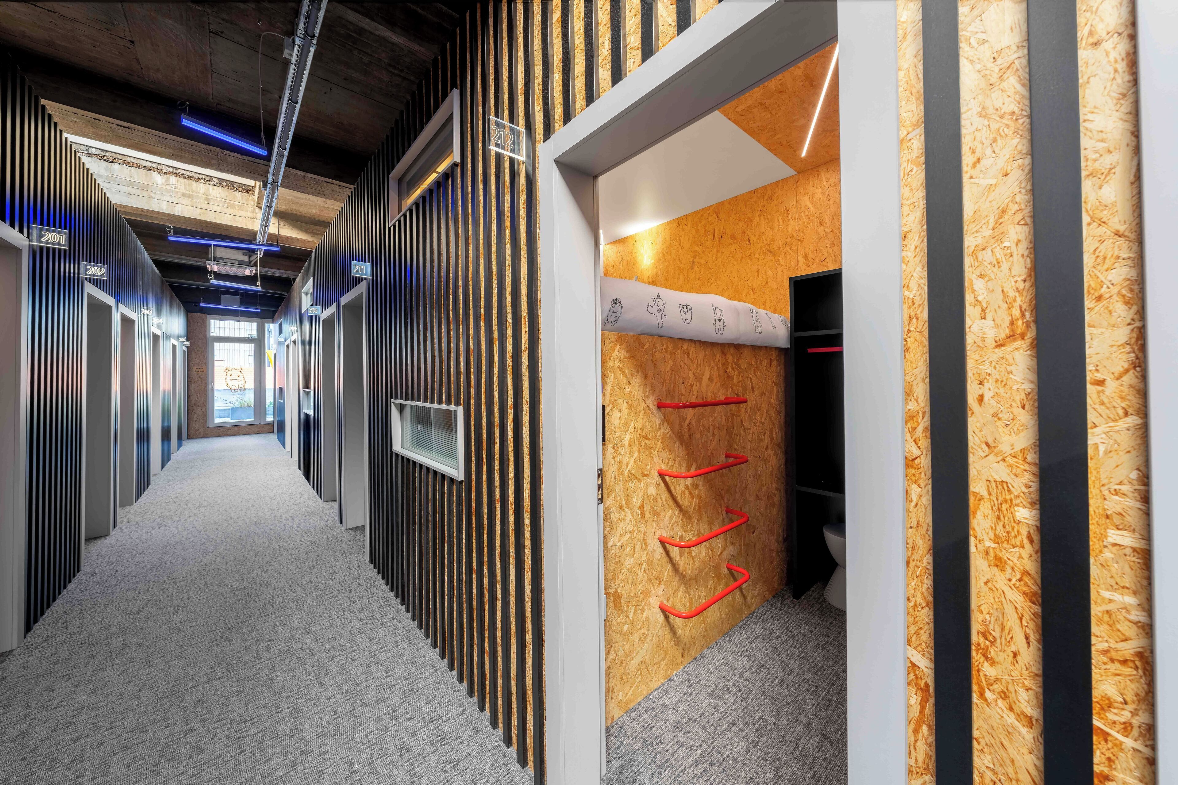 Cabin, 1 Double bed (upper level with SHARED bathroom) | WiFi (無料)、ベッドシーツ