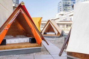 Tent, 1 Double bed (Rooftop Terrace / SHARED bathroom) | Wi-Fi de cortesia, roupa de cama