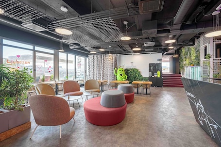 Área de estar no saguão. ibis Styles Ljubljana The Fuzzy Log