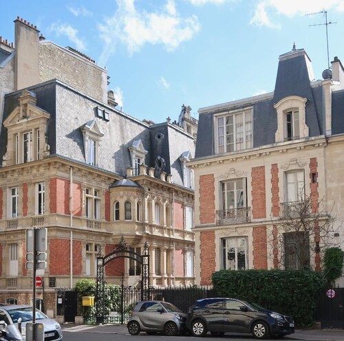 CHARMING APARTMENT 70 m2 located in a private avenue of the 16th arrondissement