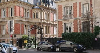 CHARMING APARTMENT 70 m2 located in a private avenue of the 16th arrondissement