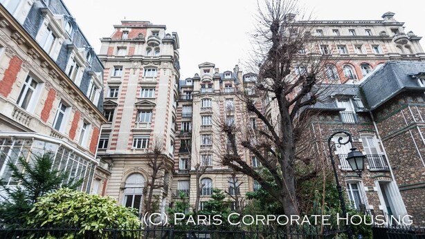 Un bâtiment historique à étages, doté de détails architecturaux raffinés et d’un imposant clocher.