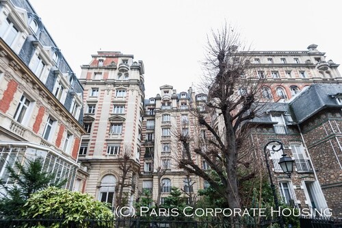 CHARMING APARTMENT 70 m2 located in a private avenue of the 16th arrondissement