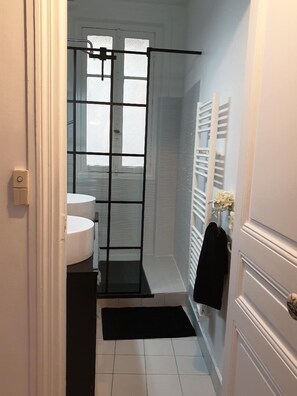 Ensemble douche/baignoire, sĂšche-cheveux, serviettes fournies, savon
