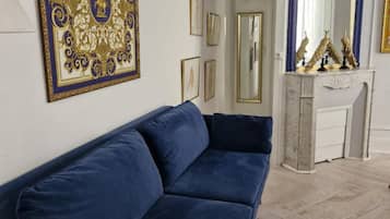 Tv, eldstad och böcker