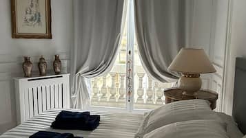 2 chambres, coffres-forts dans les chambres, fer et planche Ă repasser