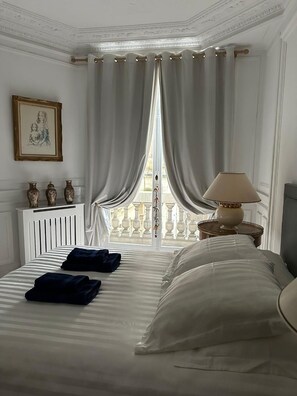 2 chambres, coffres-forts dans les chambres, fer et planche à repasser