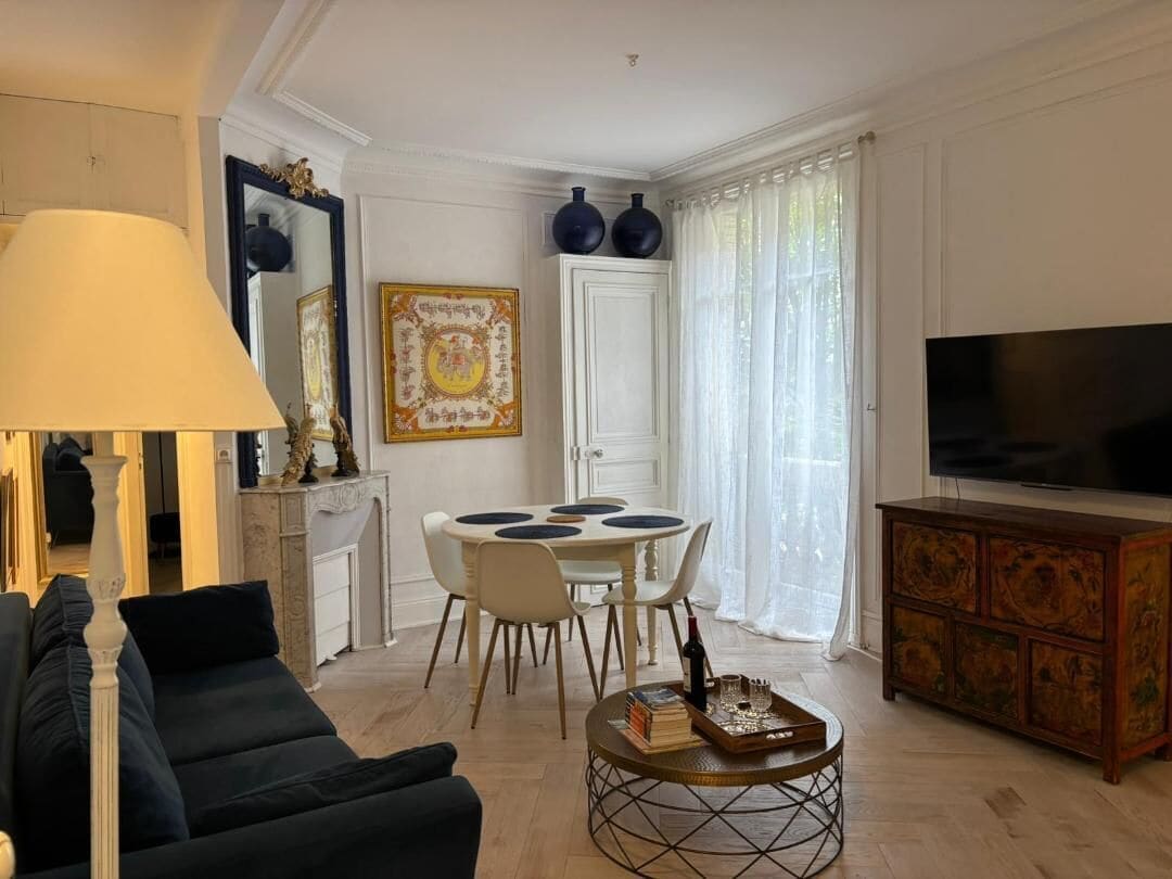 Televisie, een open haard en boeken