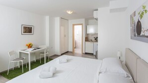 Soundproofing, iron/ironing board (on request), cribs (free) - Guest House Eight Roses (Dubrovnik)