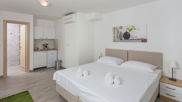 Soundproofing, iron/ironing board (on request), cribs (free) - Guest House Eight Roses (Dubrovnik)