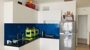 Fridge, microwave, cookware/dishes/utensils