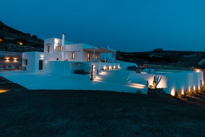 Front of property – evening/night - Ventu Paros Villa (Paros)