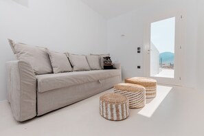 Ropa de cama de alta calidad y caja de seguridad en la habitación 