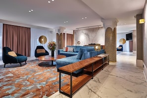 The American Suite | Sala de estar | TV LCD 26 polegadas com canais a cabo, TV, Netflix