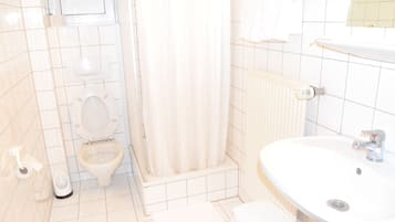 Douche, sĂšche-cheveux, serviettes fournies, papier toilette