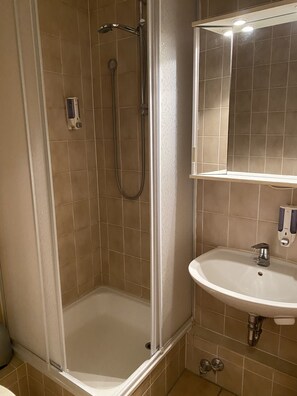 Douche, serviettes fournies, savon, papier toilette