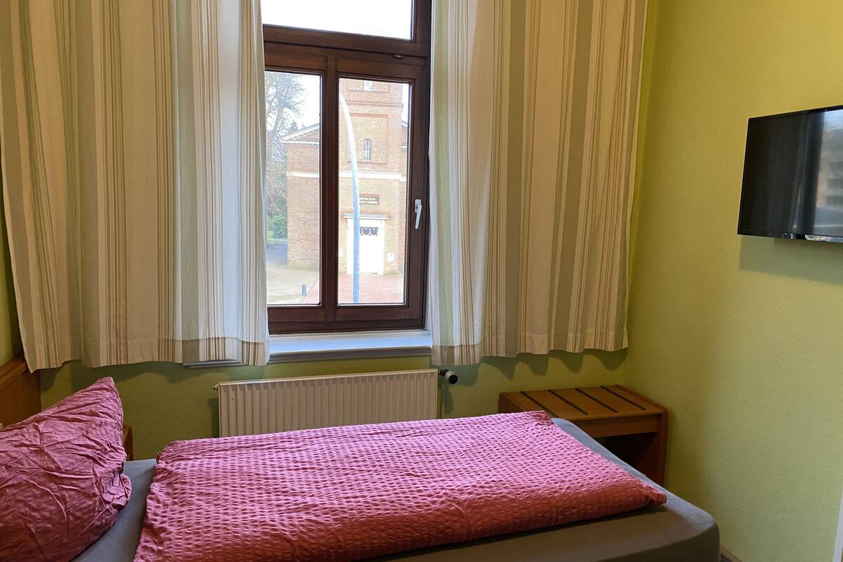 Single Room, Shared Bathroom | Free WiFi, individually decorated, individually furnished, bed sheets