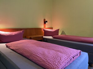 Individually decorated, individually furnished, free WiFi, bed sheets - Quickborner Hof (Quickborn)