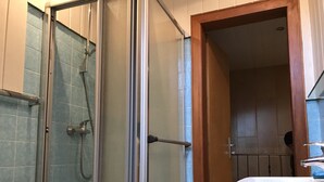 Apartment, 2 Bedrooms, Balcony | Bathroom | Shower, towels - Ferienwohnung Heidschnucke (Undeloh)
