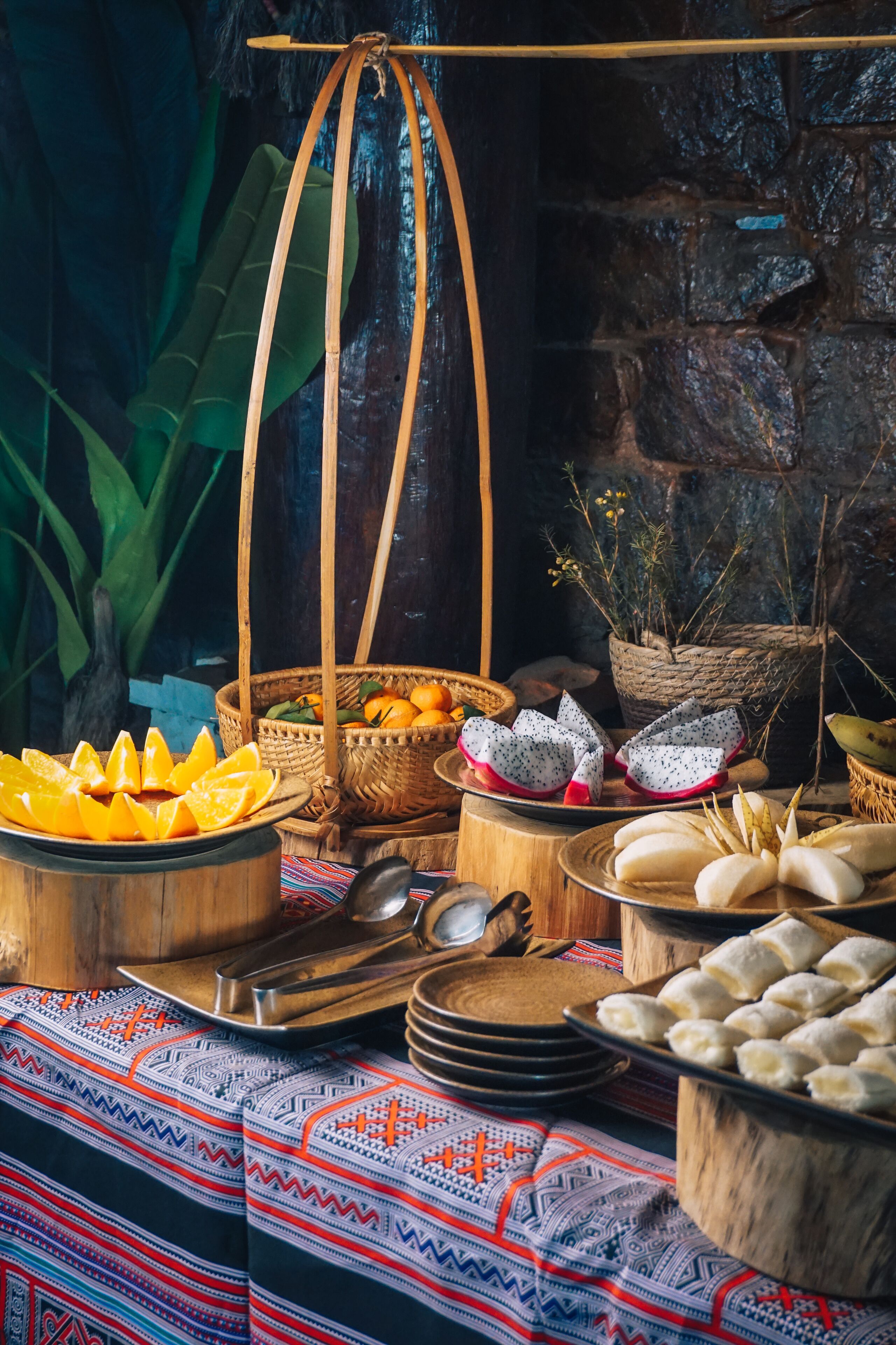 En buffet med diverse retter og traditionelle dekorationer.