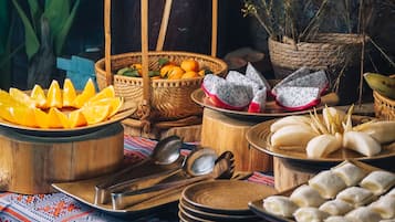 En buffet med diverse retter og traditionelle dekorationer.