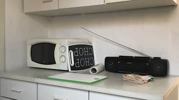 Apartment, 2 Bedrooms, Balcony | Private kitchenette | Microwave