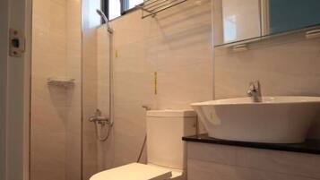 Separate bathtub and shower, spring water bathtub, rainfall showerhead