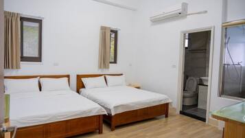 Quadruple Room | Desk, blackout curtains, free WiFi, bed sheets