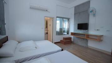 Quadruple Room | Desk, blackout curtains, free WiFi, bed sheets